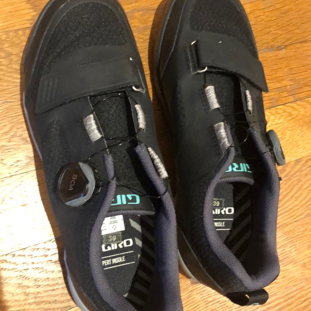 Never worn Giro cycling shoes size 8/39